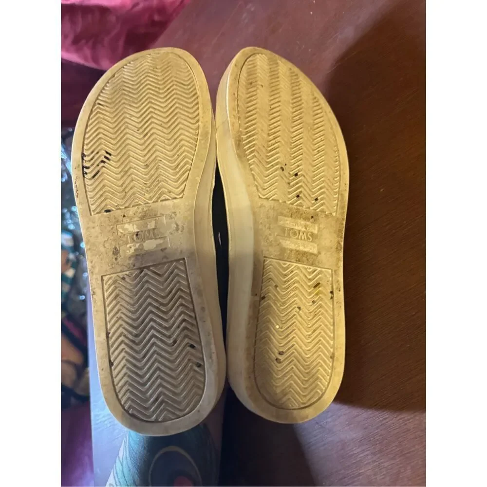 Tom’s slip on sneakers size 8W